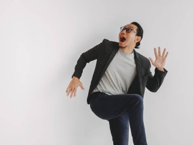 Komik, heyecan verici ve sürpriz Asyalı iş adamının yarı vücut fotoğrafı..