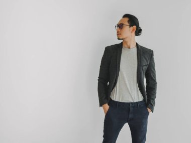 Asyalı iş adamının yarı vücut fotoğrafı beyazın üzerinde duruyor..