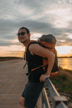 Asyalı turist turistin nehir manzarası var..