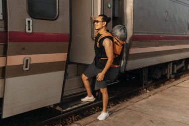 Asyalı turist turist trene biniyor..