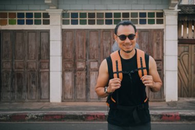 Asya 'nın eski kasabasında Asya turisti sırt çantalı bir adam karşıdan karşıya geçiyor.