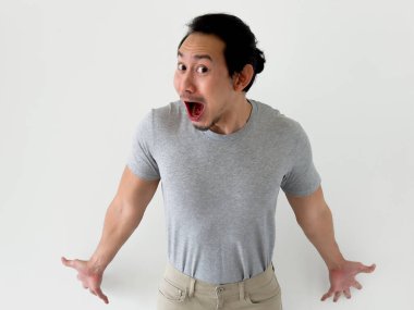 Asyalı bir adamın beyaz arka planda izole edilmiş mutlu ve komik yüzü.