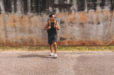 Turist gezgini Asyalı adam güneş çok sıcak olduğu için dinleniyor..