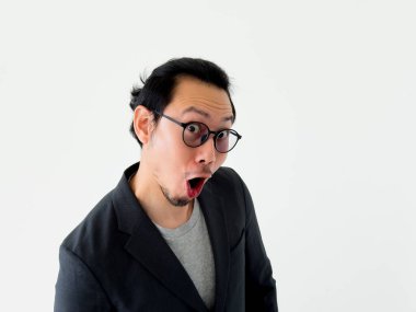 Asyalı iş adamının kapanış konuşması sorunu çözmek için bir fikir sunuyor..