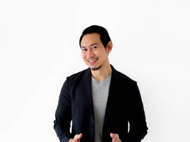 Gülümseme portresi ve beyaz arka planda izole edilmiş Asyalı mutlu iş adamı..