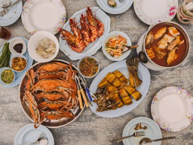 Tayland deniz mahsullerinin rengarenk yemekleri paylaşılan yemeklerde servis edilir.