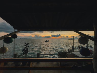 Güzel gün sonu gökyüzü okyanus sularında ve ufukta parlıyor.