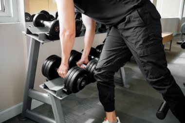 Serbest ağırlık kullanarak erkek antrenmanına odaklan.