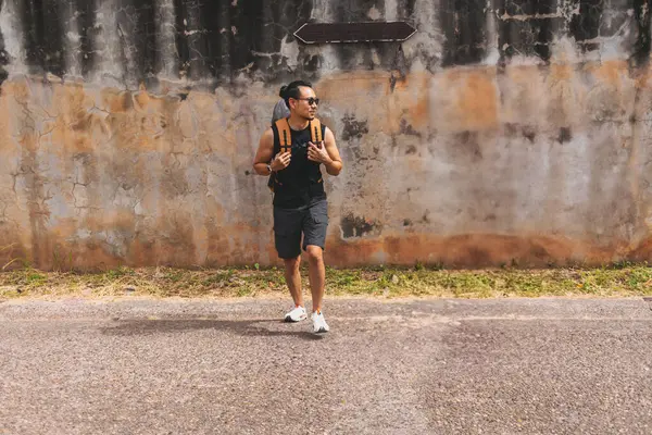 Turist gezgini Asyalı adam güneş çok sıcak olduğu için dinleniyor..