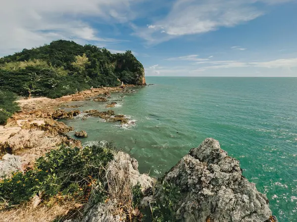 Açık gökyüzü ve kayalık burunlarıyla güzel deniz manzarası