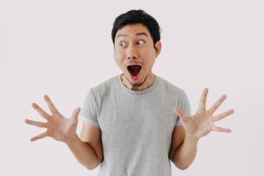 Genç Asyalı erkek, içeride dramatik vücut dili ile şaşkınlığını dile getiriyor.