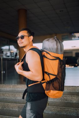 Asya 'daki tren istasyonunda yürüyen Asyalı bir turist..