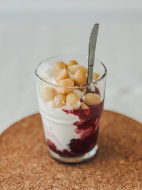 Yunan yoğurdunun diyet tarifi, nohut ve küçük bardakta karışık meyveler..