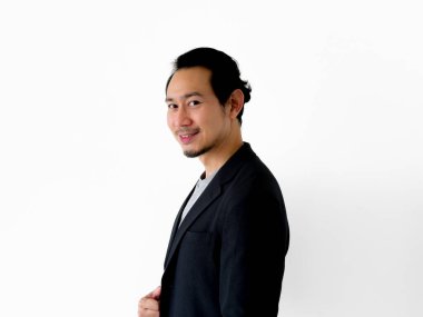 Gülümseme portresi ve beyaz arka planda izole edilmiş Asyalı mutlu iş adamı..