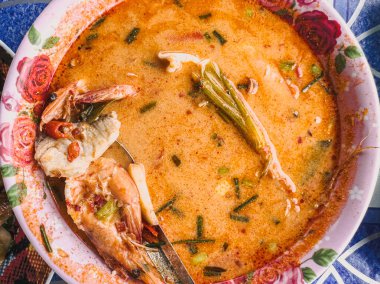 Kremalı Tom Yan Goong veya Tayland Baharatlı Karides Çorbası Tayland Lokantasında.