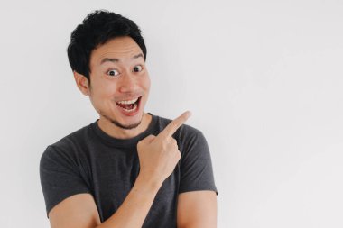 Taylandlı erkek stüdyoda heyecan ve onay gösteriyor.