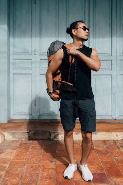 Asya 'nın eski kasabasında taksi bekleyen Asyalı bir turist..