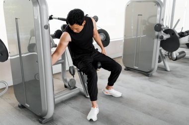 Yorgun fitness meraklısı makine eğitiminden sonra mola veriyor