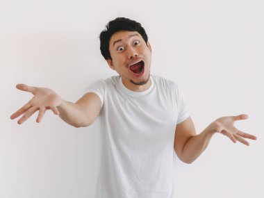 Beyaz tişörtlü Taylandlı erkek. İki kolu da açık ve kalkık, Asyalı kökenli.