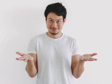 Taylandlı erkek, kafası karışmış. Bir elini kaldırıyor. Bir şeyi sorguluyor gibi.