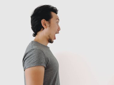 Görünüşte şaşırmış Asyalı bir adam, nefes nefese, güçlü duygular ve tepkiler sergiliyor.