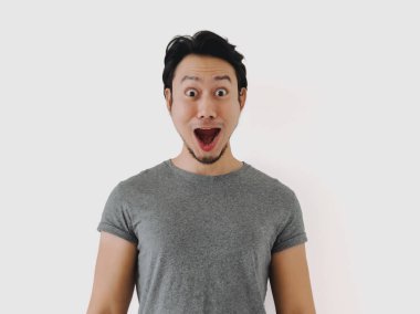 Gerçekten şaşırmış bir ifade takınırken saf heyecan ve neşe sergileyen genç bir adam.