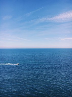 Açık Deniz ve Açık Mavi Gök altında Sürat teknesi. Yüksek kalite fotoğraf