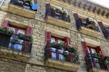 İspanya 'nın Bask ülkesinde çiçek desenli balkonlu geleneksel taş bina. Yüksek kalite fotoğraf