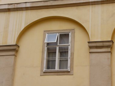 Minimalist Tasarımlı Açık Pencere içeren Klasik Avrupa Mimarisi ile Sarı Stucco Wall. Yüksek kalite fotoğraf