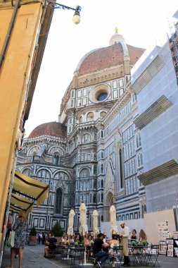 Florence, İtalya - 2 Eylül 2018: Floransa Katedral Kubbesi Piazza del Duomo 'da turistlerle dolu bir Kafe Sahnesi. Yüksek kalite fotoğraf