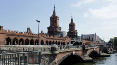 Oberbaum Köprüsü, şehir simgelerinden biri olarak kabul edilen, Berlins Nehri 'nden geçen çift katlı bir köprüdür. Berlin, Almanya 'da çekildi. Yüksek kalite fotoğraf