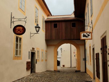 Cesky Krumlov, Çek Cumhuriyeti - 1 Şubat 2016: Tarihi Binalar ve Archway ile Avrupa Çakıl Taşı Geçidi Büyüleyici. Yüksek kalite fotoğraf