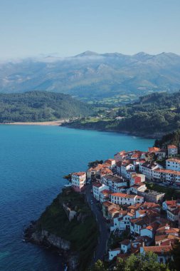 Deniz kıyısında Llastres, Arka planda Dağlar. Yüksek kalite fotoğraf