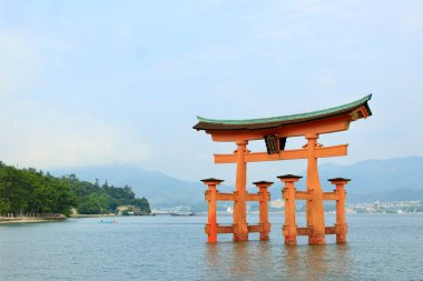 Miyajima, Japonya - 23 Temmuz 2017: Sakin Sulardaki Torii Tapınağı. Yüksek kalite fotoğraf