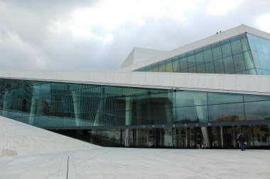 Oslo, Norveç - 18 Temmuz 2019: Eğik Mermer Çatı ve Panoramik Cam Cephesi ile Oslo Opera Binası Girişi Geometrik Görünümü. Norveç 'teki Iconic İskandinav mimarisi. Yüksek kalite fotoğraf