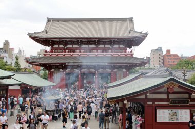 Tokyo, Japonya - 29 Temmuz 2017: Asakusa, Tokyo 'daki Meşhur Sensoji Tapınağı' nda Kalabalık Toplandı. Yüksek kalite fotoğraf