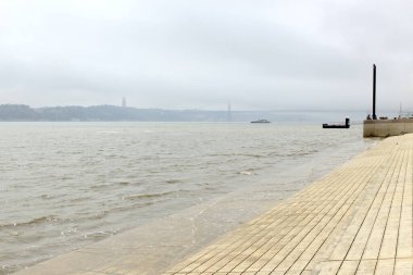 Lizbon, Portekiz 'deki Tagus nehri boyunca bulutlu liman. Yüksek kalite fotoğraf