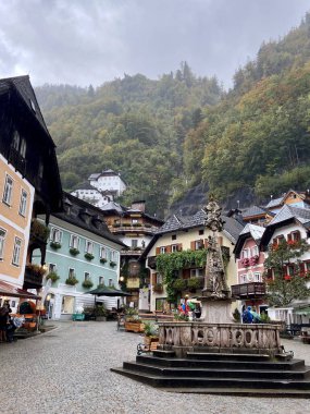 Hallstatt, Avusturya - 2 Ekim 2024: Yağmurlu bir günde Hallstatt 'teki Charming Town Square. Yüksek kalite fotoğraf