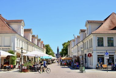 Potsdam, Almanya - 2 Temmuz 2015: Peter ve Paul Church ile yoğun Brandenburger Caddesi 'nin önü ve turistler ve sakinler aydınlık bir yaz gününün tadını çıkarıyorlar. Yüksek kalite fotoğraf