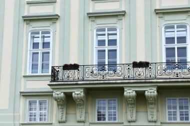 Soft Green ve Yellow Facade with Süslü Balkon ve Windows on Historic European Building with Blank Wall for Copy Space. Viyana, Avusturya. Yüksek kalite fotoğraf