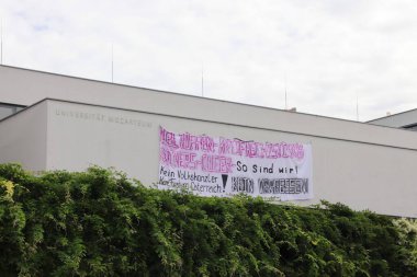 Salzburg, Avusturya - Ekim 12024: Üniversite Mozarteum Binası 'nda protesto pankartı ve faşizmi savunmak. Yüksek kalite fotoğraf