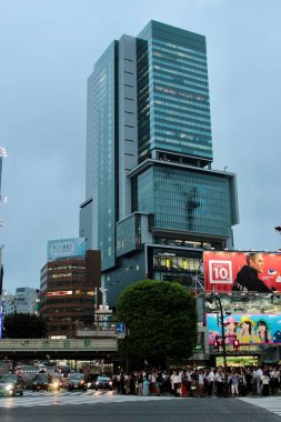 Tokyo, Japonya - 27 Temmuz 2017: Shibuya 'da Aydınlatılmış Billboardlar ve Karşıya Geçmeyi Bekleyen Yayalar ile Yoğun Akşam. Yüksek kalite fotoğraf