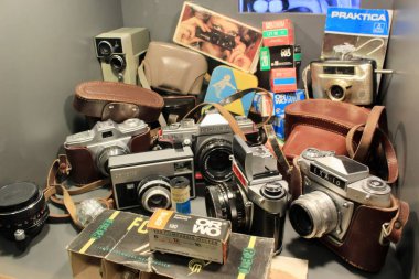 Berlin, Almanya - 3 Temmuz 2015: 20. yüzyılın ortalarından kalma Vintage Kameralar ve Fotoğraf Gear Koleksiyonu DDR Müzesinde sergilendi. Yüksek kalite fotoğraf