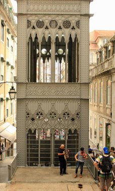 Lizbon, Portekiz - 19 Ağustos 2016: Elevador de Santa Justa 'da Sokak Müzisyenleri, Gotik-Style Asansör Kulesi. Yüksek kalite fotoğraf