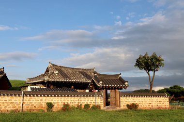 Gyeongju, Güney Kore - 8 Eylül 2019 Sunset 'te Anıt Taşla Geleneksel Kore Mimarisi. Yüksek kalite fotoğraf
