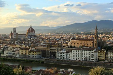 Gün batımında Duomo ve Arno Nehri ile Floransa 'nın Panoramik Manzarası. Yüksek kalite fotoğraf