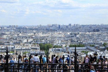 Paris, Fransa - 23 Haziran 2019: Montmartre Hill 'den Paris Skyline' a hayran turistler. Yüksek kalite fotoğraf