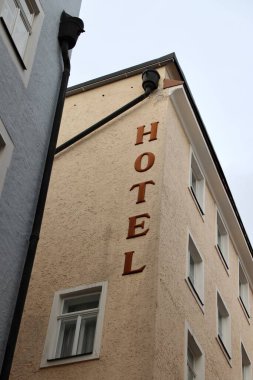 Dikey İşaretli Şehir Otel Binası 'nın dışı. Yüksek kalite fotoğraf