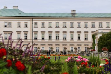 Salzburg, Avusturya - Ekim 12024: Renkli Çiçek Bahçeli Zarif Barok Mirabell Sarayı, Salzburg, Avusturya. İkonik Tarihi Eserler ve Popüler Turizm Yeri