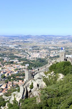 Sintra, Portekiz - 16 Ağustos 2016. Castelo dos Mouros ya da Fas Kalesi 'nin havadan görünüşü. Yüksek kalite fotoğraf